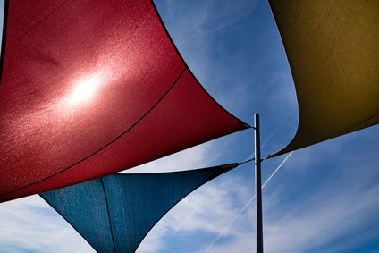 Bunte Sonnensegel im Sonnenlicht Bunte Sonnensegel im Sonnenlicht