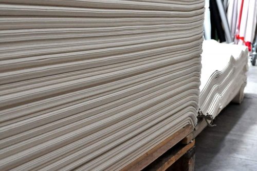 Gestapelte Tipi-Stoffe in einem Stoff-Lager Gestapelte Tipi-Stoffe in einem Stoff-Lager