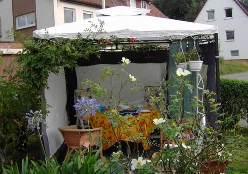 Pavillon aus Zeltstoff in Garten Pavillon aus Zeltstoff in Garten